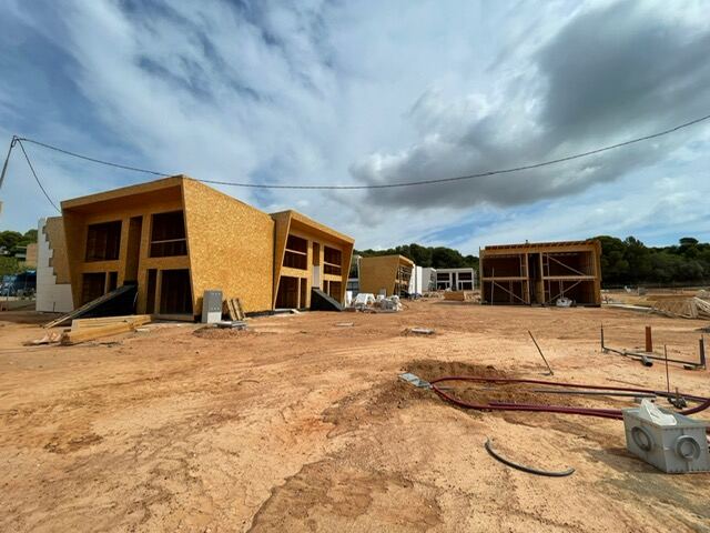 Promocion de viviendas de madera durante el montaje